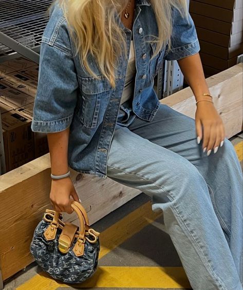 Stockholm Summer Style, Spring Trousers Outfit, Denim Blouse Outfit, Europe Travel Outfits, Dutch Style, Casual Chique, Denim On Denim, Copenhagen Style, Outfit Jeans