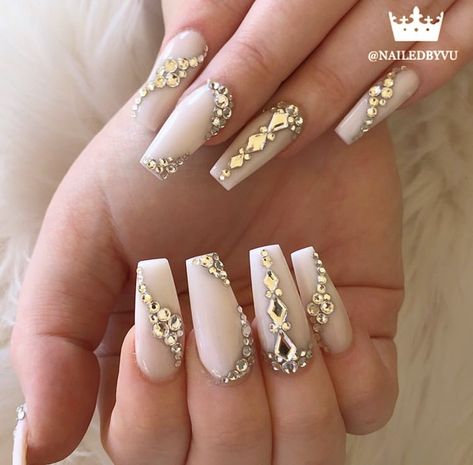 Nails With Gold Stones, Nude Nails With Rhinestones, Nail Art With Gems, Nail Art With Rhinestones, Sinaloa Nails, Gem Placement, Burgundy Acrylic Nails, White Nails With Gold, Bridal Nails Designs