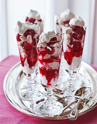 Eton Mess Dessert, Festive Holiday Desserts, Summer Fruit Recipes, English Desserts, Barefoot Contessa Recipes, Easy Holiday Desserts, Valentine Recipes, Ina Garten Recipes, Eton Mess