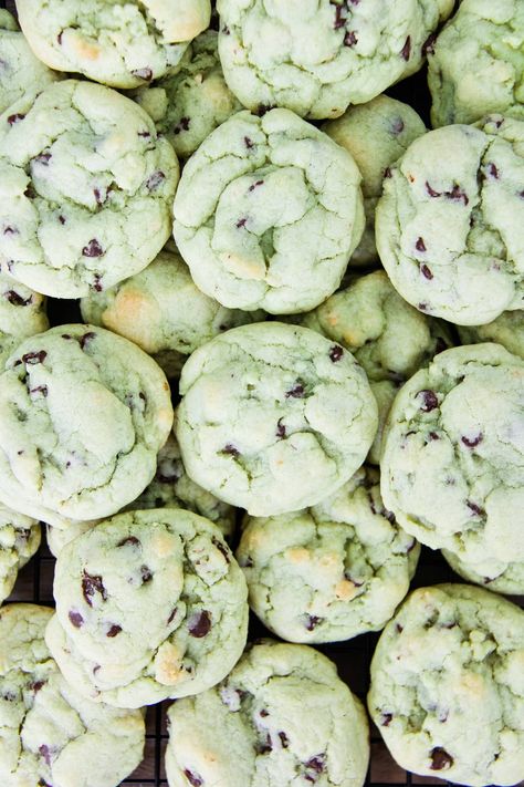 These Pistachio Pudding Cookies with Chocolate Chips are soft and so chewy! The addition of pudding mix makes these a simple and super delicious cookie! Starbucks Oat Bars, Pistachio Pudding Cookies, Jelly Bread, Pudding Cookies Recipes, Cookies With Chocolate Chips, Chocolate Chip Pudding, Milk Chocolate Chip Cookies, Chocolate Chip Pudding Cookies, Pumpkin Oatmeal Cookies