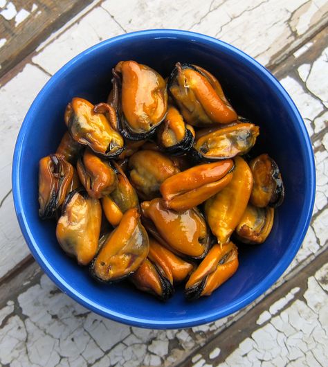 Smoked Mussels - made at home (use verjus for the marinade) Smoked Mussels, Squid Recipes, Mussels Recipe, Electric Smoker, Shellfish Recipes, Smoked Fish, Seafood Salad, Smoker Recipes, Smoked Food Recipes