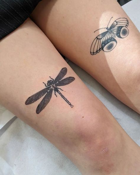 〰️ ༄ Dragonfly for Olivia ༄ 〰️ We added a second flying friend on her leg. I really enjoyed working on this custom piece ! Next to it is a couple of months healed butterfly 🦋 Thank you sm Olivia ! (—: — Done at Soulskin Tattoo Studio . . . . . . . . . #flashtattoo #tattooaprentice #inkdrawing # #blackartists #inkwork #blackwork #flashtattoo #japaneseart #orientaltattoo #japanesetattoo #japanesetattooart #japanesestyle #dragonfly #dragonflytattoo #orientaltattoo #tattooideas #turku #unitu... Dragonfly Thigh Tattoos Women, Dragon Fly Knee Tattoo, Moth And Dragonfly Tattoo, Lepidoptera Tattoo, Dragonfly Thigh Tattoo, Dragonfly Tattoos, Fly Tattoo, Flying Tattoo, Leaf Tattoo