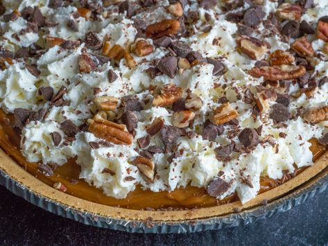 Copycat O’Charley’s Caramel Pie – 12 Tomatoes Carmel Pie, Caramel Pie Recipe, Caramel Whipped Cream, Butterscotch Pie, Caramel Pie, Holiday Desserts Christmas, Graham Cracker Crust Pie, Cold Desserts, 12 Tomatoes