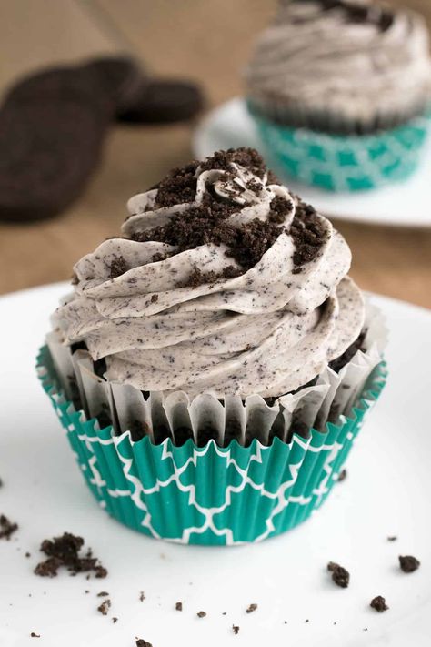 Cookies and Cream frosting with crushed Oreo cookies is divine! An effortless cream cheese frosting recipe for cupcakes and cakes that can easily be adjusted to suit everyone. Best Homemade Frosting, Oreo Cream Cheese Frosting, Frosting Flavors, Oreo Cream Cheese, Creme Cupcake, Best Frosting Recipe, Homemade Cupcake Recipes, Cookies And Cream Frosting, Cupcake Recipes From Scratch