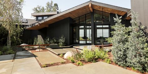 Jennie-Garth's-Black-House-Ranch-Remodel-on-hgtv Kindergarten Architecture, Mid Century Modern Exterior, Mid Century Exterior, Rustic Homes, Black Houses, Jennie Garth, Plans Architecture, Modern Rustic Homes, Modern Ranch