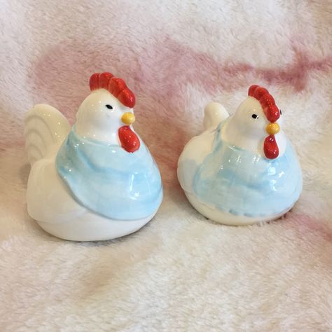 Chicken & Rooster Couple Farmhouse Ceramic Salt & Pepper Shaker Set Of Two. Rooster Is A Smidge Larger Than Ms Chicken, Both Make A Cute Couple For Any Kitchen Or Dining Table! Brand New But Without Manufacturer Box Or Tags. Silicone Stoppers. Rooster Has Tiny Smudge On His Face Please See Photos Dem Boys Is Always Getting Dirty! White With Light Blue Bibs And Red Face Accents Salt And Pepper Clay Shakers, Air Dry Clay Chicken, Minnie Mouse Pancakes, Clay Chickens, Chicken Themed Kitchen, Clay Chicken, Chicken Ceramic, Felt Plushies, Straw Dispenser