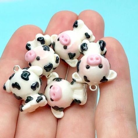 Week 113 ~ Spring 💐🐰🌷🦋🐥 on Instagram: “@clay_bae_sa here with one of my favourite animals for our Animal theme; a COW! Pink noses are the best!!! 😍😍 Do you prefer a Holstein…” Cow Clay, Diy Crafts Love, Clay Diy Projects, Clay Crafts Air Dry, Polymer Clay Animals, Polymer Clay Jewelry Diy, Cute Polymer Clay, Cute Clay, Clay Miniatures