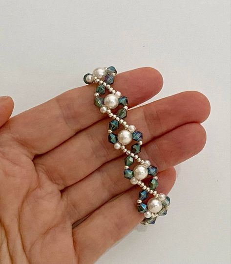 Step-by-Step Guide to Easy Bracelet Patterns Easy Bracelet, Pattern Step By Step, Pulseras Diy, Pola Gelang, Beaded Bracelets Tutorial, Gelang Manik, Beaded Jewelry Tutorials, Handmade Jewelry Tutorials, Beads Bracelet Design