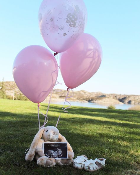 #itsagirl Cute Gender Reveal Pictures, Gender Announcement Ideas, Gender Reveal Photo Ideas, Gender Reveal Aesthetic, Beach Gender Reveal, Gender Reveal Pictures, Simple Gender Reveal, Baby Bump Pictures, Baby Announcement Photoshoot