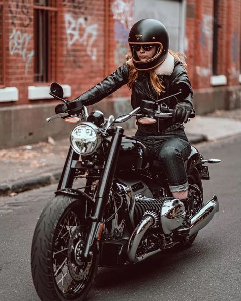 Lady Biker Outfits, Biker Girl Style, Classic Helmet, Biker Couple, Best Motorbike, Biker Photography, Stylish Bike, Мотоциклы Cafe Racers, Biker Photoshoot