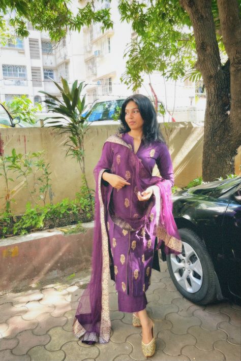 Poses In Kurti With Dupatta, Oxford Jeans, Kurti With Dupatta, Desi Aesthetics, Pic Ideas, Children Photography, Indian Dresses, Desi, Photography Poses