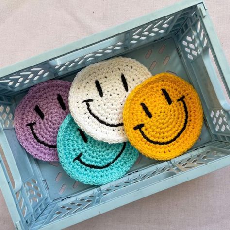 Yarn Under on Instagram: "Smiley coasters!😊❤️" Smiley Crochet Pattern, Preppy Crochet Ideas, Car Coaster Crochet, Cute Crochet Coasters, Smiley Face Crochet, Crochet Smiley Face, Crochet Car Coasters, Preppy Crochet, Smiley Crochet