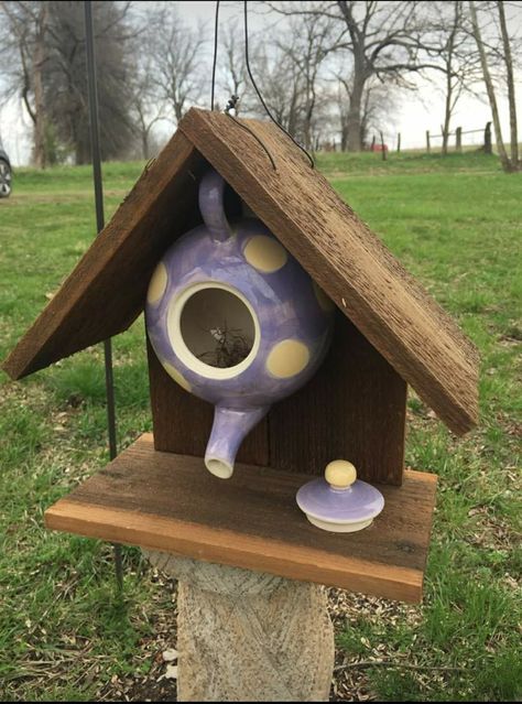 Teapot Lids Ideas, Teapot Birdhouse Bird Feeders, Teapot Bird Feeder, Teapot Birdhouse Diy, Teapot Birdhouse, Diy Hummingbird Feeder, Teapot Crafts, Backyard Birds Watching, Tea Cup Bird Feeder