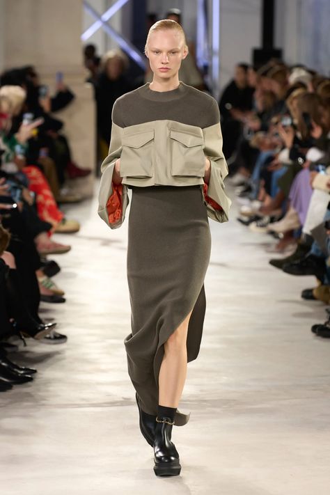 Paris Fashion Week Runway, Spring 2023 Ready To Wear, 2023 Ready To Wear, Moda Paris, Army Fashion, Runway Trends, Spring Fashion Trends, A Skirt, Spring 2023