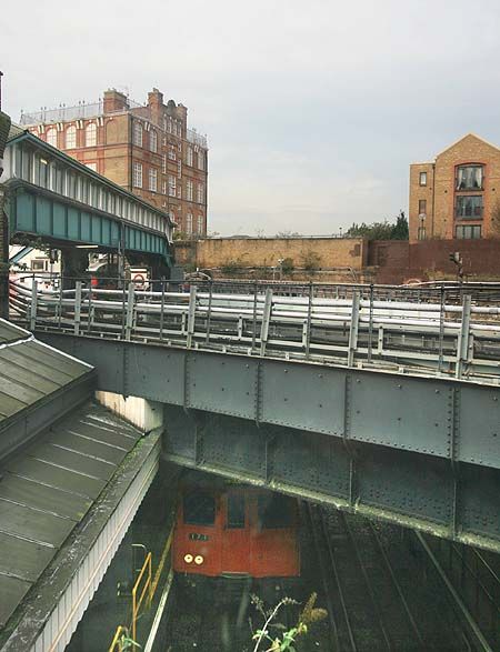 Rue Holden, East London Aesthetic, Railways Photography, London Grunge, 90s London, Urban London, London Underground Train, London Urban, Population Density