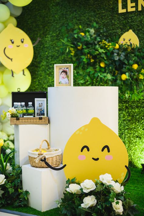 Lemon Party Ideas, Lemonade Party Theme, Lemonade Stand Sign, Lemonade Stand Party, Lemon Diy, Stall Decorations, Diy Lemonade Stand, Book Themed Party, Lemon Theme