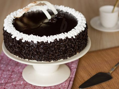 Send Chocolate Chip Cake Online in Gurgaon by #Bakingo. Choco Chips Cake, Cake Decorated With Fruit, Chocolate Cream Cake, Plain Cake, Icing Design, Online Cake Delivery, Drizzle Cake, Chocolate Chip Cake, Leftover Cake