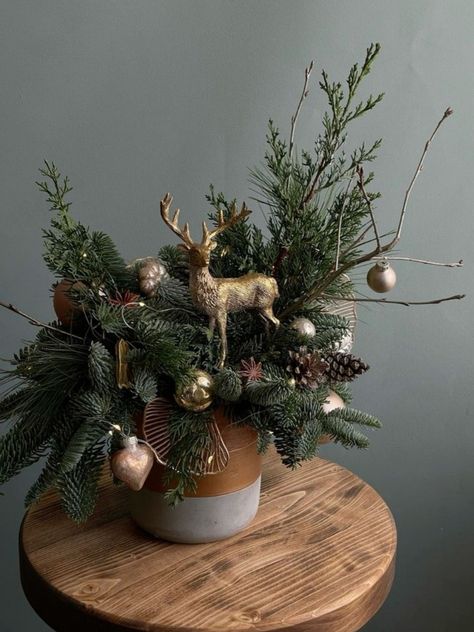 Pine Arrangements, Farmhouse Christmas Decorations, Diy Christmas Fireplace, Christmas Party Crafts, Winter Floral Arrangements, Lights For Christmas, Christmas Decorations Centerpiece, Christmas Bouquet, Business Christmas