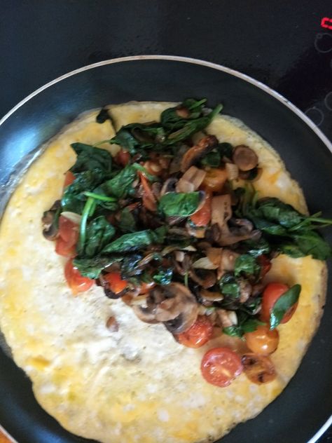 Spinach Tomato Omelette, Low Sodium Breakfast, Tomato Omelette, Omelette Recipes, Mushroom Tomato, Spinach Omelette, Mushroom Breakfast, Mushroom Omelette, Veggie Omelet