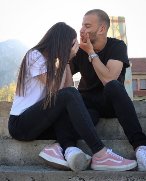 Construction Photoshoot, Old Skool Vans Outfit, Photoshoot Couple, Old Skool Vans, Vans Pink, Vans Outfit, Pink Vans, Photoshoot Idea, Pink Retro