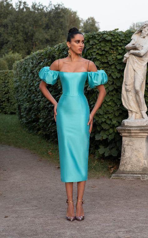 To Wear, Solid Color Dress, Vogue Russia, Silk Midi Dress, Guest Outfit, Classy Dress, Fancy Dresses, Guest Dresses, Moda Operandi