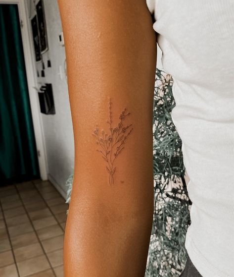 Simple Women Arm Tattoos, Boho Dainty Tattoo, Sleeve Tattoos For Women Dainty, Simplistic Tattoos For Women Arm, Simple But Beautiful Tattoos, Earthy Small Tattoo, Elegant Tattoos Arm, Flower Tattoo Spots, Cute Spots For Tattoos