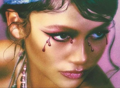 Pink smokey eye #zendaya #euphoriamakeup #euphoria #pinkeyemakeup #teardrop #vogue #italia Zendaya Vogue, Zendaya Photoshoot, Estilo Zendaya, Zendaya Style, Celebrity Look Alike, Zendaya Coleman, July 2022, Vogue Magazine, Vogue Italia