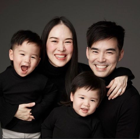 Korean Family Photoshoot, Family Of 4 Photoshoot Poses, Toddler Family Photos, Studio Family Portraits, Family Potrait, Family Photo Studio, Big Family Photos, Background For Photo, Family Photos With Baby