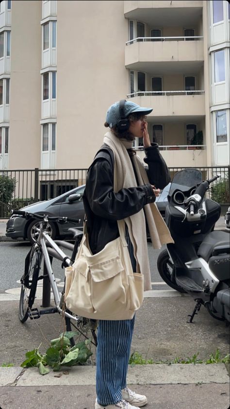 #frenchstyle #outfitideas #outfitstyle #newyorkcity #headphones #hats #frenchgirlstyle Headphones Over Hat, Cap And Headphones, Headphone Outfit, French Girl Style, Favorite Outfit, Headphones, Outfit Ideas, Street Style, Street Wear