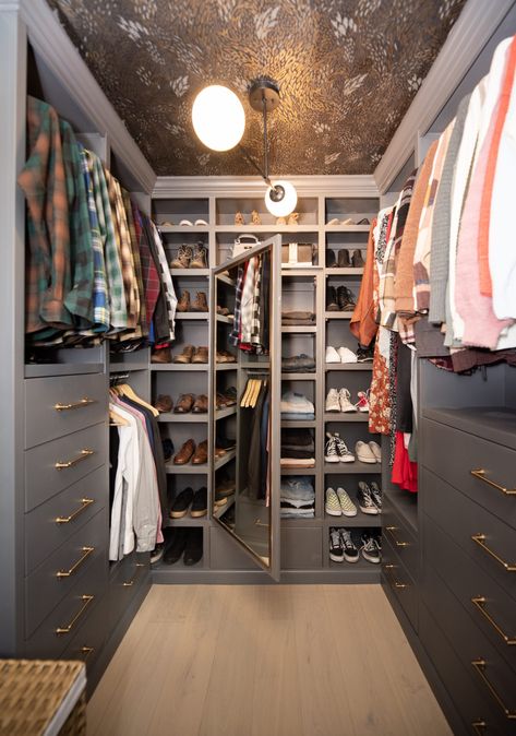 Learn how to make the most of a men's small walk-in closet with these organization tips and tricks to get the most use of the space you have.