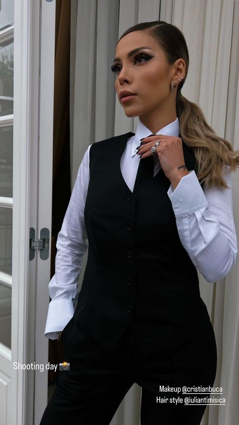 Lawyer Fits, Shirt And Tie Outfits, Suit Vest Outfits For Women, Outfit With Tie, Vest Outfits For Women, Women In Tie, Tie Outfit, Job Clothes, Office Suits