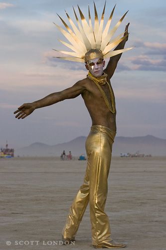 Siberfi as 'Helios' || Burning Man 2009 || Photo by Scott London || scottlondon.com Burning Man Headpiece, Sun And Moon Costume, Africa Burn, Mens Festival Fashion, Afrika Burn, Desert Mirage, Moon Costume, Decades Fashion, Burning Man Costume