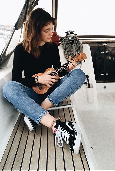 Ukulele Photography, Ukulele Art, Vans Old School, Instagram Goals, Guitar Photography, Guitar Girl, Ukulele Chords, Sitting Poses, Fashion Photography Poses