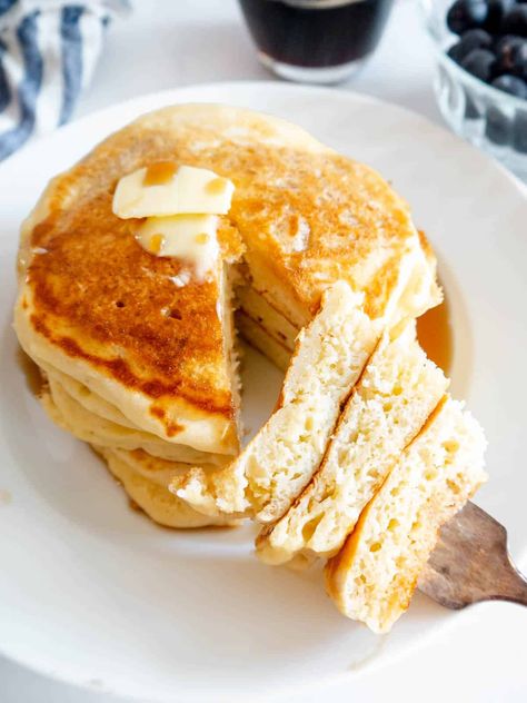 These greek yogurt pancakes are delicious, high protein, fluffy pancakes that comes together quickly and easily for a healthy breakfast. Fluffy Greek Yogurt Pancakes, Pollo Asada, Greek Yogurt Pancakes Recipe, Yoghurt Pancakes, Low Calorie Pancakes, Protein Pancakes Recipe, Bisquick Pancakes, Oven Pancakes, High Protein Pancakes