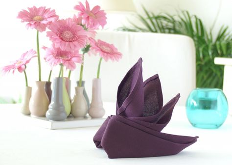 Folding Serviettes, Napkin Origami, Napkin Folding Tutorial, Fancy Napkin Folding, Napkin Folds, Table Napkin, Napkin Folding, Bird Of Paradise, Table Napkins