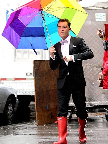 Chuck Bass wears Hunters! Ed Westwick, Chuck Bass, March 1, My Favorites, Post It, The Good, Bass, Umbrella, Tumblr