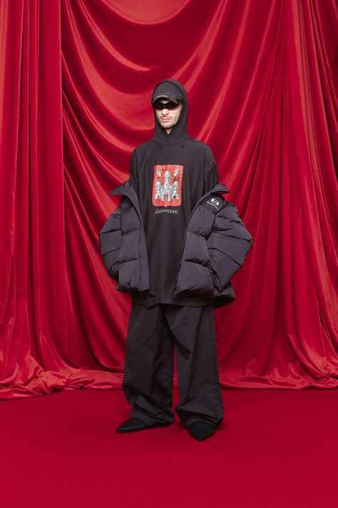 Sites-BAL-R-WEUR-Site Balenciaga Runway, Balenciaga Spring, Black Outerwear, Gucci T Shirt, 3d Fashion, Car Coat, Fashion Week Street Style, Spring 2024, Paris Fashion