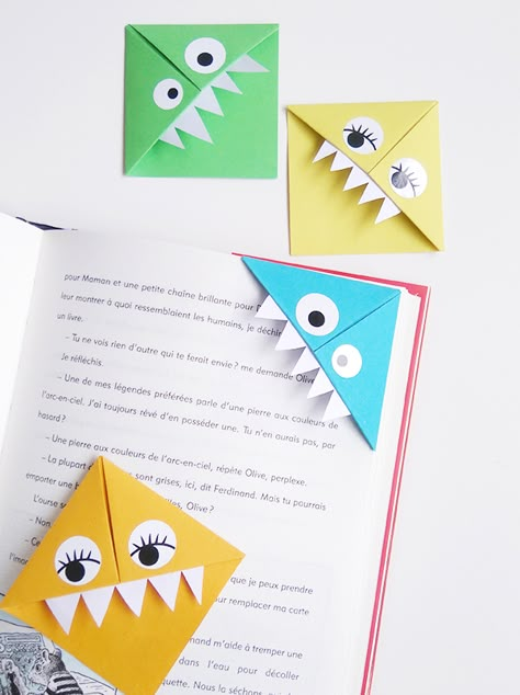 Voici une chouette idée de marque-page pour les p'tits lecteurs ! Ce pliage en papier est très facile à faire avec les enfants, vous pouvez en faire de toutes les couleurs. Vos livres vont faire des envieux. Diy Origami Home, Diy Origami Home Decor, Origami Decor, Origami Home Decor, Origami Ball, Paper Bookmarks, Pink Wine, Diy Origami, Origami Flowers