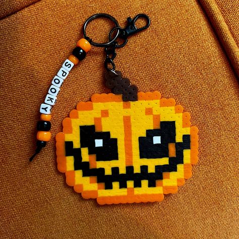 Halloween jack-o-lantern perler beaded keychain bag charm spooky accessories  Handmade black and orange pumpkin jack-o-lantern beaded keychain with pony beads and alpha beads that say SPOOKY  Perfect for backpack keys or purse bag charm  Tags, Halloween spooky scary pumpkins goth festive Kandi perler art fall jewelry accessories Makeup Perler Beads, Perler Bead Halloween Ideas, Perler Bead Art Minecraft, Perler Bead Art Halloween, Fuse Beads Halloween, Alison Wonderland Perler, Halloween Hamma Beads, Hocus Pocus Perler Beads, Beauty And The Beast Perler Beads