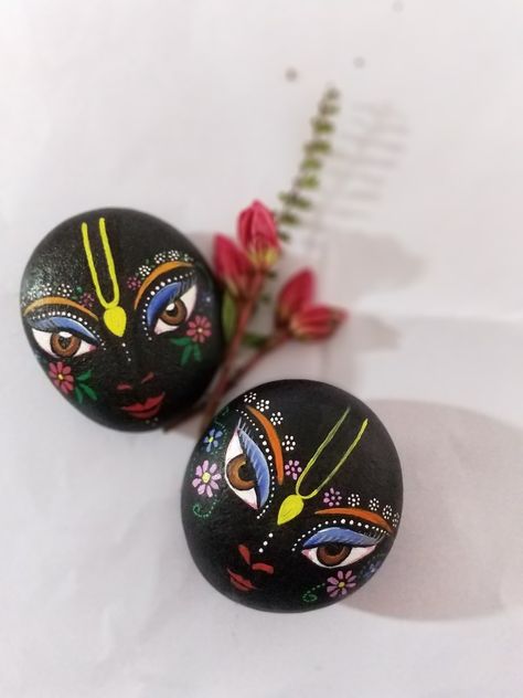 Saligram Stone Decoration, Stone Painting Krishna, Shaligram Stone Decoration, Krishna Stone Painting, Shaligram Painting, Kulo Painting, Kalamkari Painting, Stone Art Painting, Pottery Painting Designs