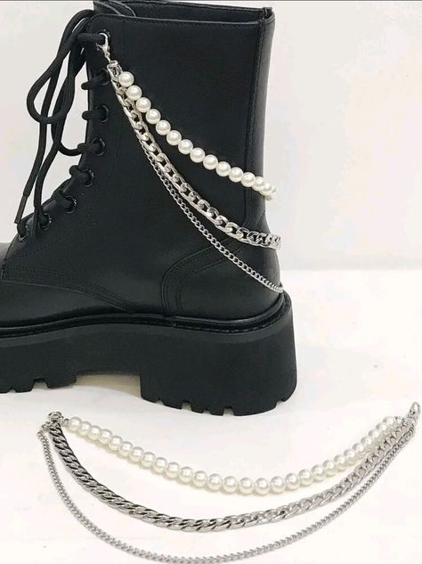 Diy Chain Accessories, Boot Chains, Beaded Shoes, Diy Jewelry Unique, Bead Charms Diy, Diy Clothes Life Hacks, Handmade Jewelry Tutorials, Handmade Wire Jewelry, Handmade Jewelry Diy