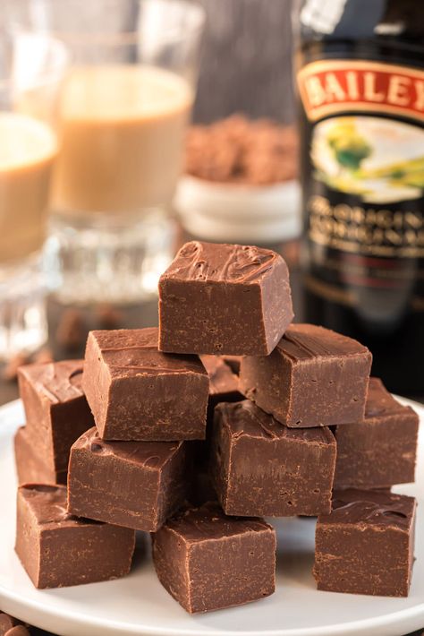 Rich and indulgent Bailey's fudge made with only 4 ingredients has the perfect balance of chocolate and Irish cream flavor that melts in your mouth. No cooking is required, just a microwave! Baileys Fudge, Christmas Cookie Recipes Holiday, Baileys Irish Cream, No Cooking, 4 Ingredient, Buffet Food, Irish Cream, Fudge Recipes, Cookies Recipes Christmas