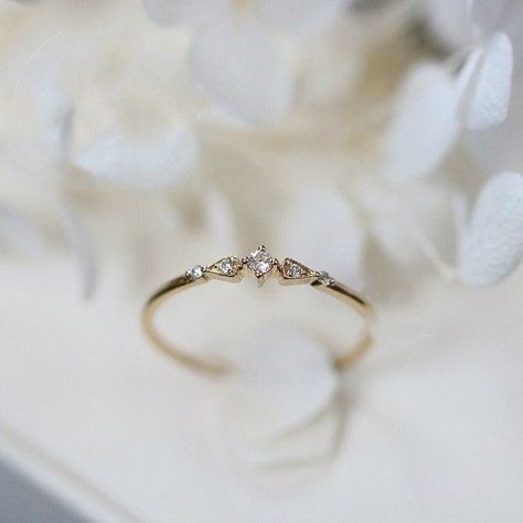 خواتم خطوبة, Cute Promise Rings, Cute Engagement Rings, Gold Rings Fashion, Classic Engagement Rings, Gold Ring Stack, Fancy Jewellery, Grandma Gift, Minimalist Ring