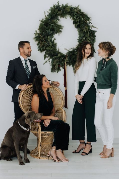 Modern Christmas Family Photoshoot, Classy Family Christmas Pictures, Modern Christmas Photos, Studio Family Christmas Photos, Christmas Family Photo Outfits Indoor, Christmas Photoshoot Outfit Ideas, Christmas Photoshoot Family Outfit, Casual Christmas Family Photos, Elegant Christmas Photoshoot Family