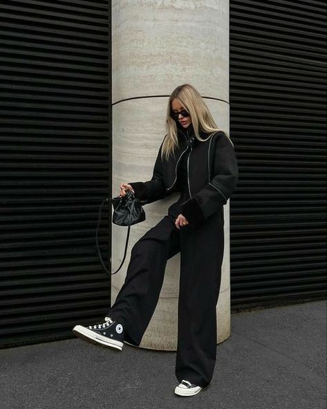 25 Modern Funeral Outfits for Teenage Girls Converse Autumn Outfit, La Street Style 2023, Black Street Outfit, Converse Outfits Women, Outfit With Converse, Black Converse Outfit, Estilo Converse, 00s Mode, Converse Outfit