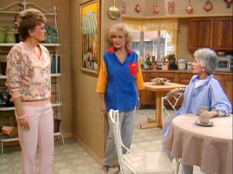 "The Golden Girls" House Is For Sale: See Inside! - Hooked on Houses Blanche Devereaux Outfits, Blanche Devereaux Style, Golden Girls Outfits, Golden Girls Aesthetic, Dorothy Golden Girls, The Golden Girls Aesthetic, Golden Girls Christmas, The Golden Girls Wallpaper, Golden Girls House