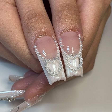 Nails With Pearl, Nails Charms, La Nails, Edgy Nails, Really Cute Nails, Pearl Nails, Bling Acrylic Nails, Nail Charms, Bling Nails