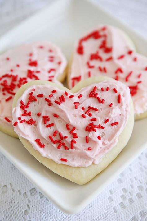 The Best Soft Sugar Cookies - Eighteen25 The Best Sugar Cookies, Strawberry Sugar Cookies, Wallpers Pink, Valentines Cookies, Yummy Sugar Cookies, Best Sugar Cookie Recipe, Cutout Cookies, Best Sugar Cookies, Soft Sugar Cookies