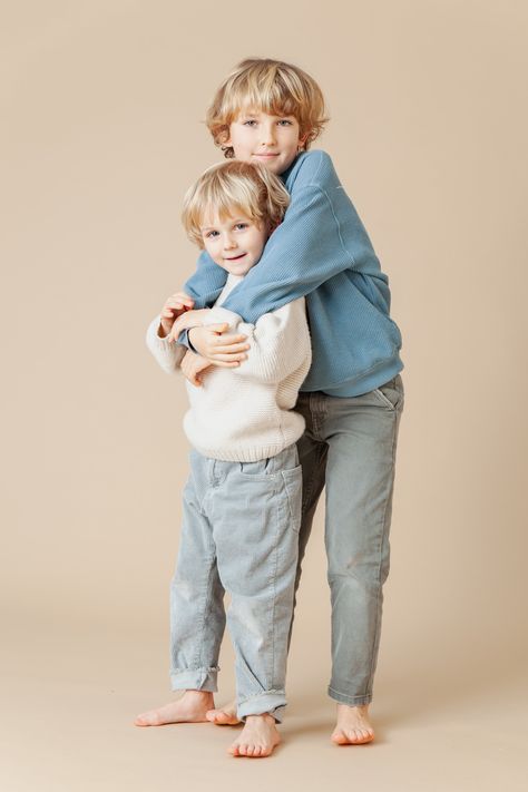 Studio Kids Photoshoot, Two Brothers Photography, Sibling Photo Poses, Kids Studio Photoshoot, Older Sibling Poses, Brother Photoshoot, Kids Portrait Studio, Brother Sister Poses, Studio Outfits