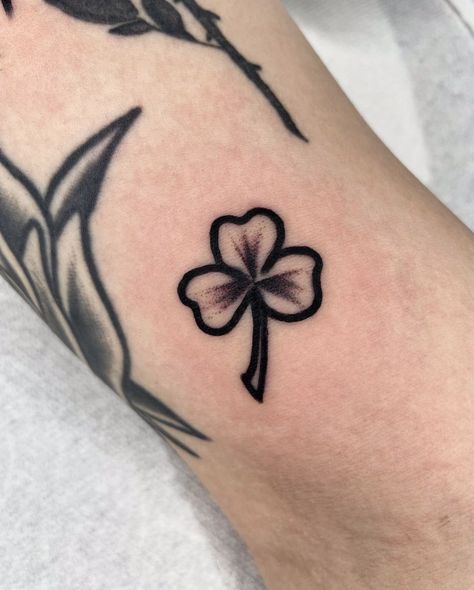 Small Traditional Tattoo Black, American Traditional Quote Tattoo, American Traditional Clover Tattoo, Western Filler Tattoo, Old School Small Tattoo, Black Neo Traditional Tattoo, Small Trad Tattoo, Small Traditional Tattoo Men, Simple Old School Tattoo